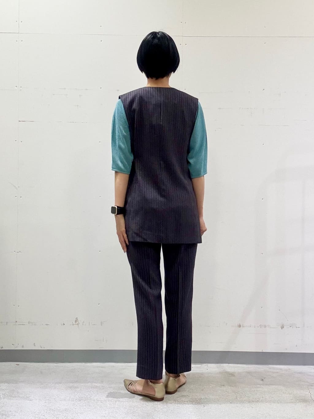 naoさんの「INDIVI｜【90cm四方】ボタニカル柄大判スカーフ」を使ったコーディネート