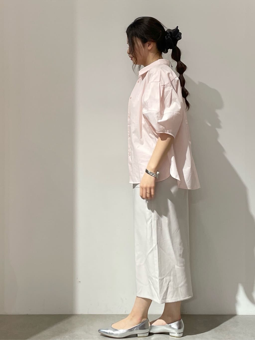 kanahoさんの「OPAQUE.CLIP｜◆《美人百花掲載》ランタンスリーブシャツ【洗濯機洗い可】」を使ったコーディネート
