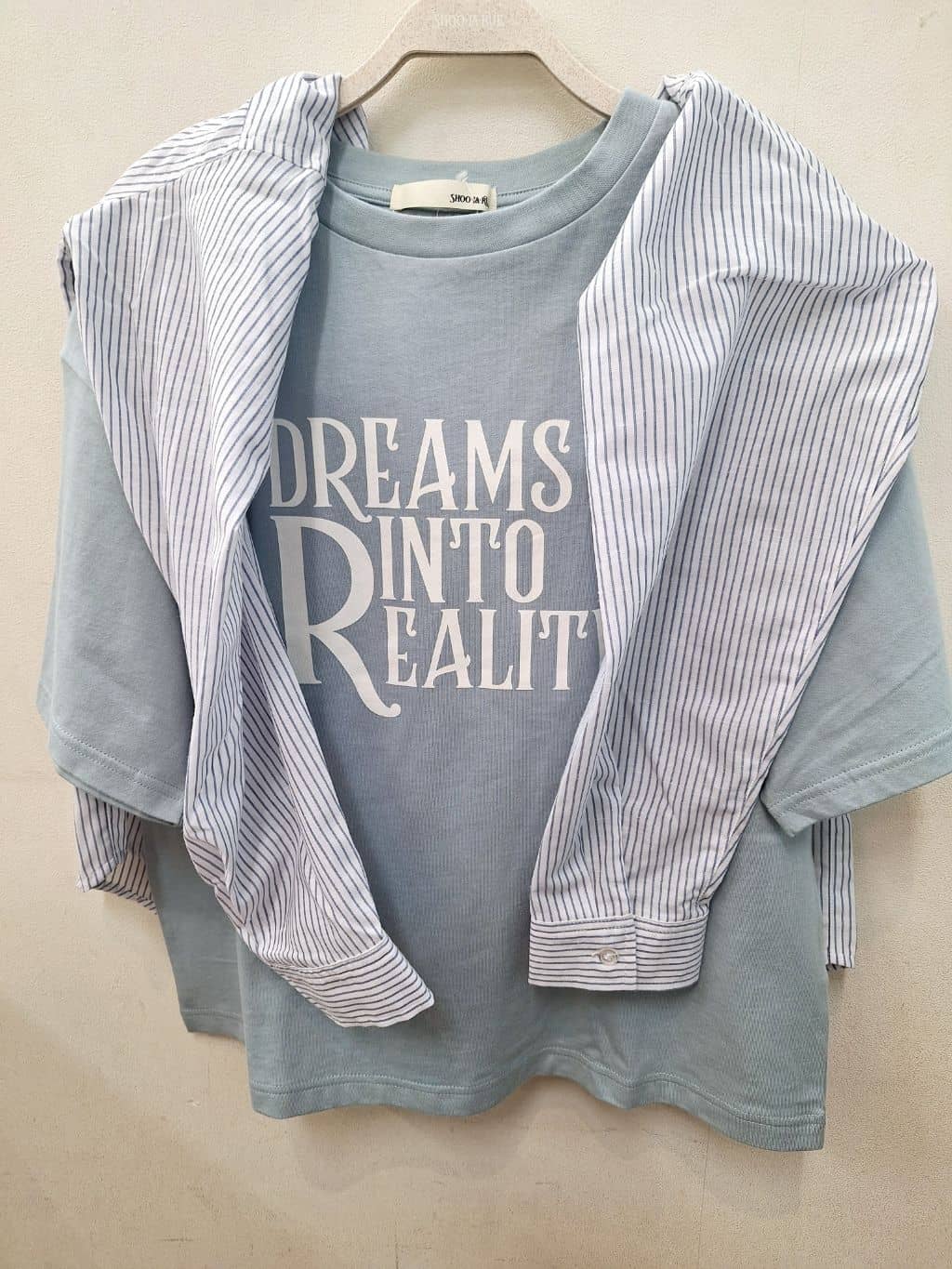 MOMOさんの「SHOO･LA･RUE｜◆【選べる4柄】コットンプリントロゴTシャツ」を使ったコーディネート