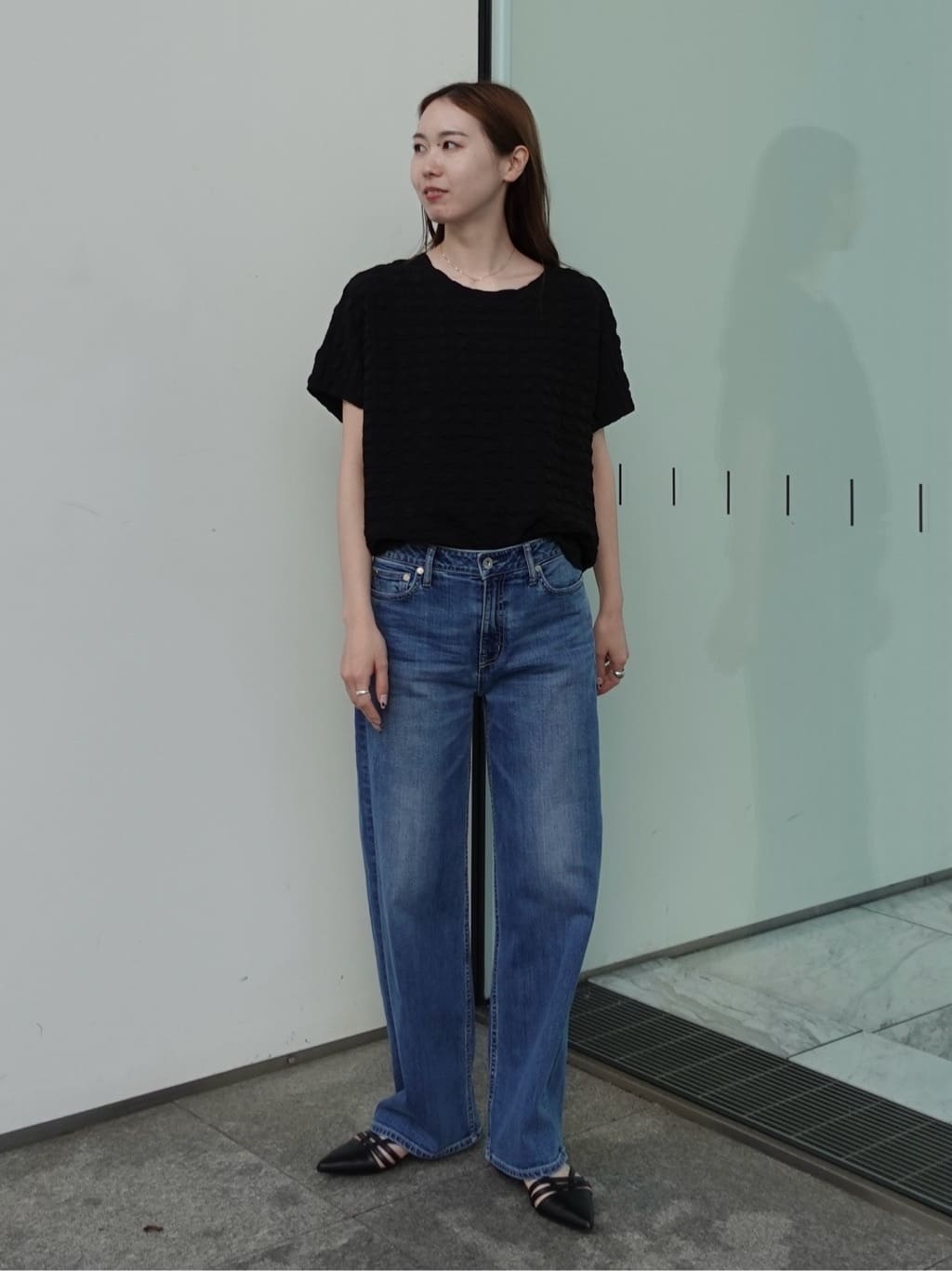 mitsukiさんの「INDIVI｜【褒められデニム】ワイドストレート デニムパンツ」を使ったコーディネート