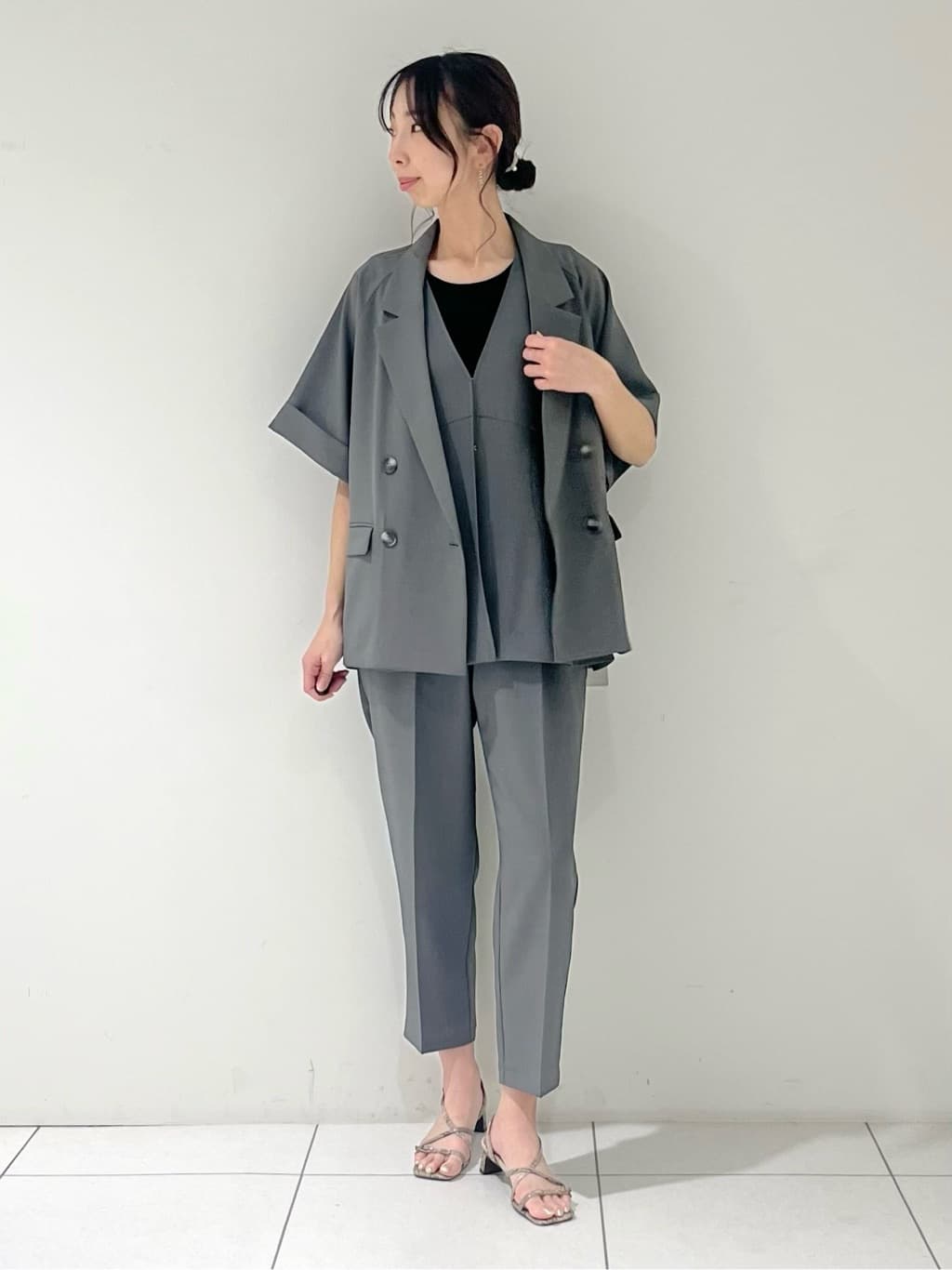 shioriさんの「INDIVI｜【接触冷感／セットアップ対応】イージーテーパードパンツ【通勤・セレモニー】」を使ったコーディネート