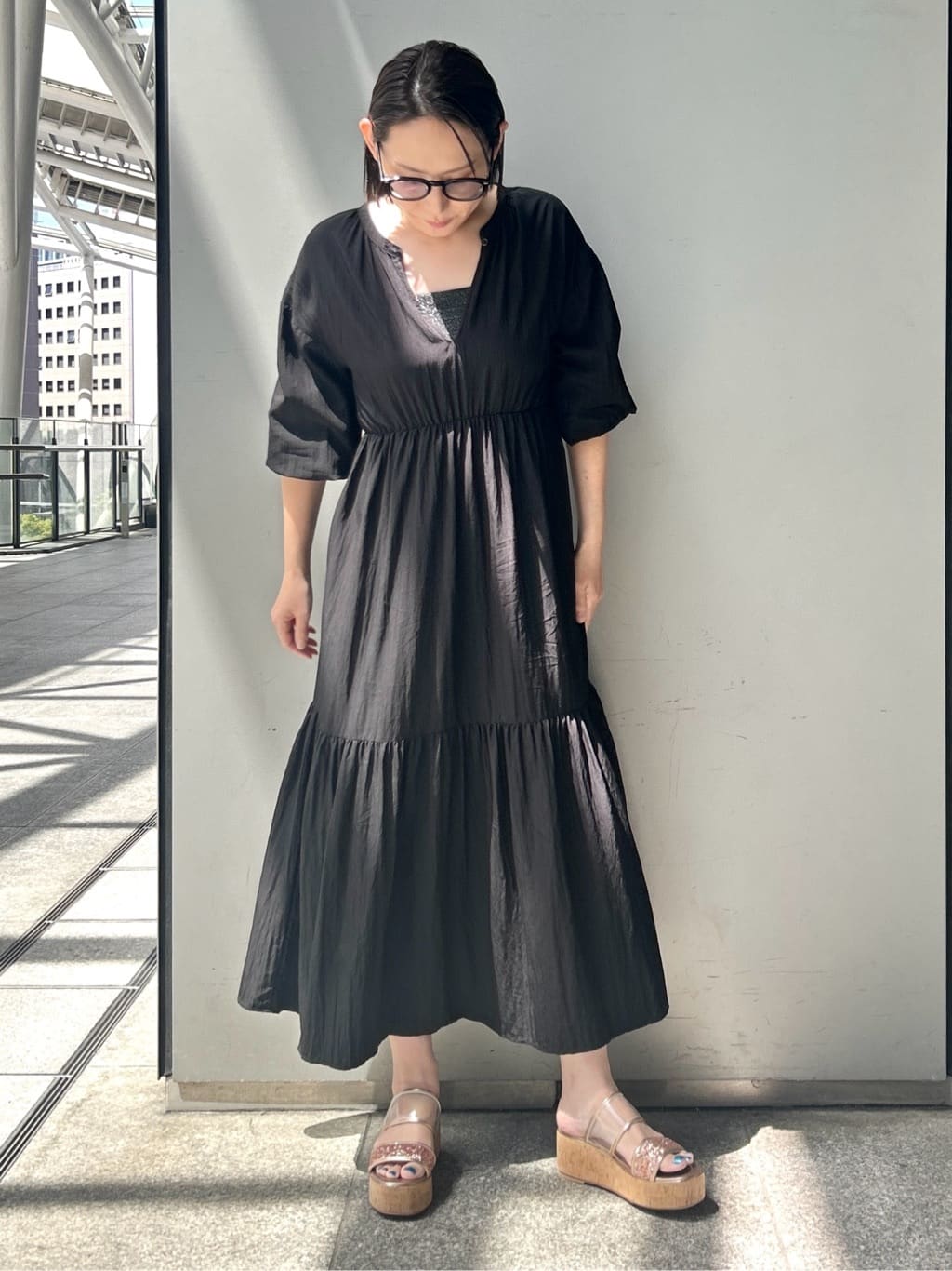machikoさんの「ESPERANZA｜グリッター&times;クリアベルト 厚底コルクサンダル」を使ったコーディネート