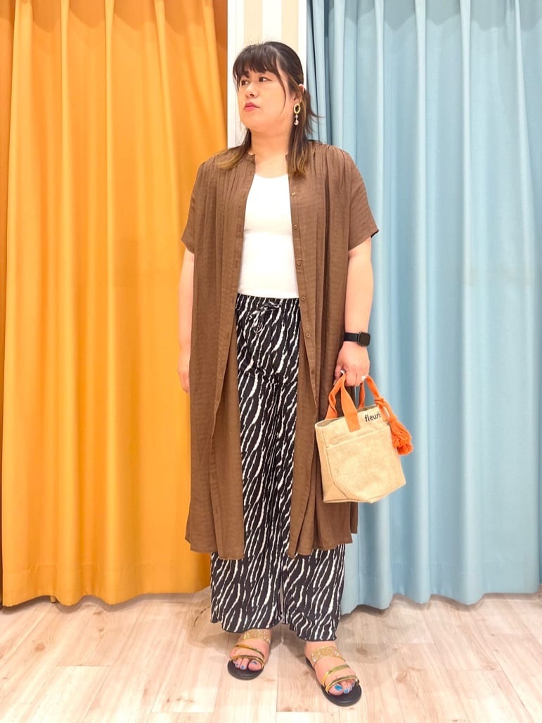 TUMU-TUMUさんの「SHOO･LA･RUE｜◆さらさら ドビーギャザー シャツワンピース」を使ったコーディネート