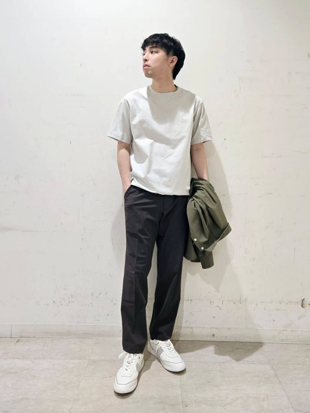 白木駆さんの「TAKEO KIKUCHI｜【抗菌防臭／5サイズ展開】ハイゲージポンチ Tシャツ」を使ったコーディネート