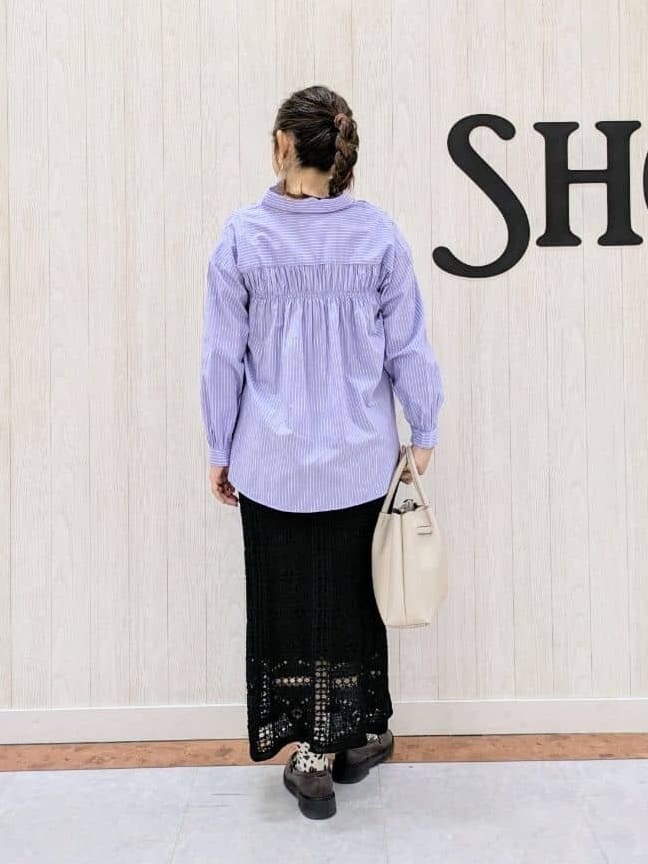 さくみぃさんの「SHOO･LA･RUE｜◆【洗える】バックギャザーがポイント 綿ワッシャー前開きシャツ」を使ったコーディネート