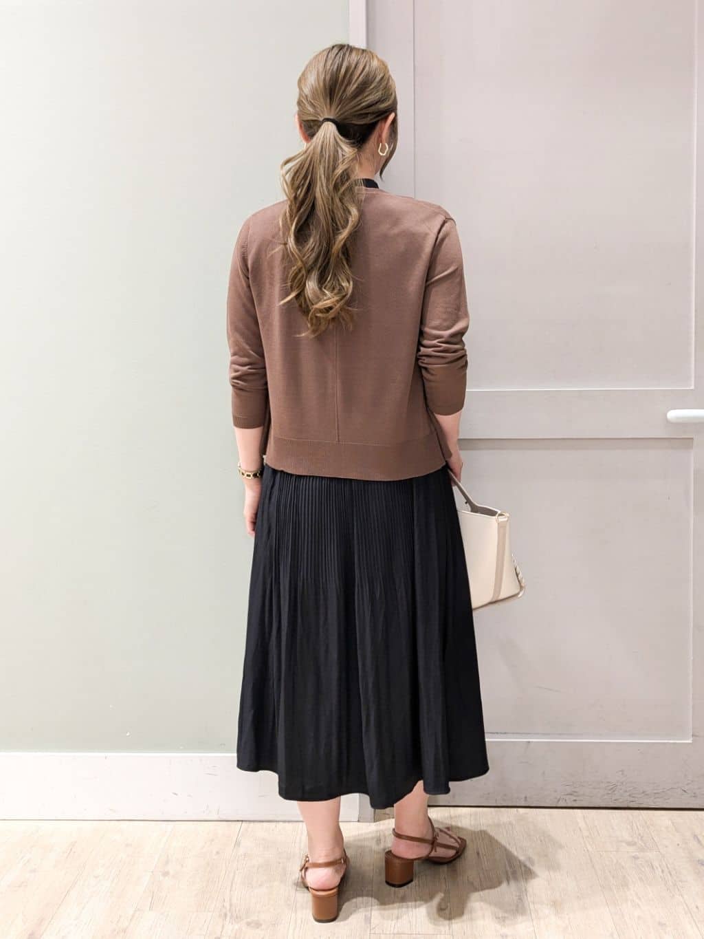 kuwawaさんの「grove｜◆【接触冷感/UVカットetc】夏に嬉しい機能付き！ベーシックショートカーディガン」を使ったコーディネート