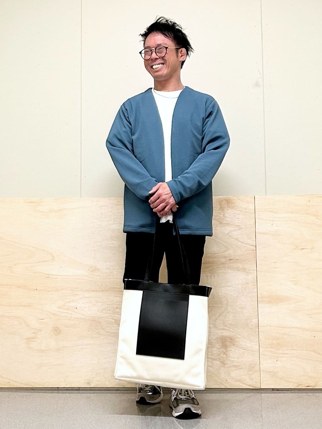 KENJI Iさんの「THE SHOP TK｜【オールシーズン穿ける！】7DAYSストレッチへリンボンパンツ　ON&hArr;OFF兼用」を使ったコーディネート