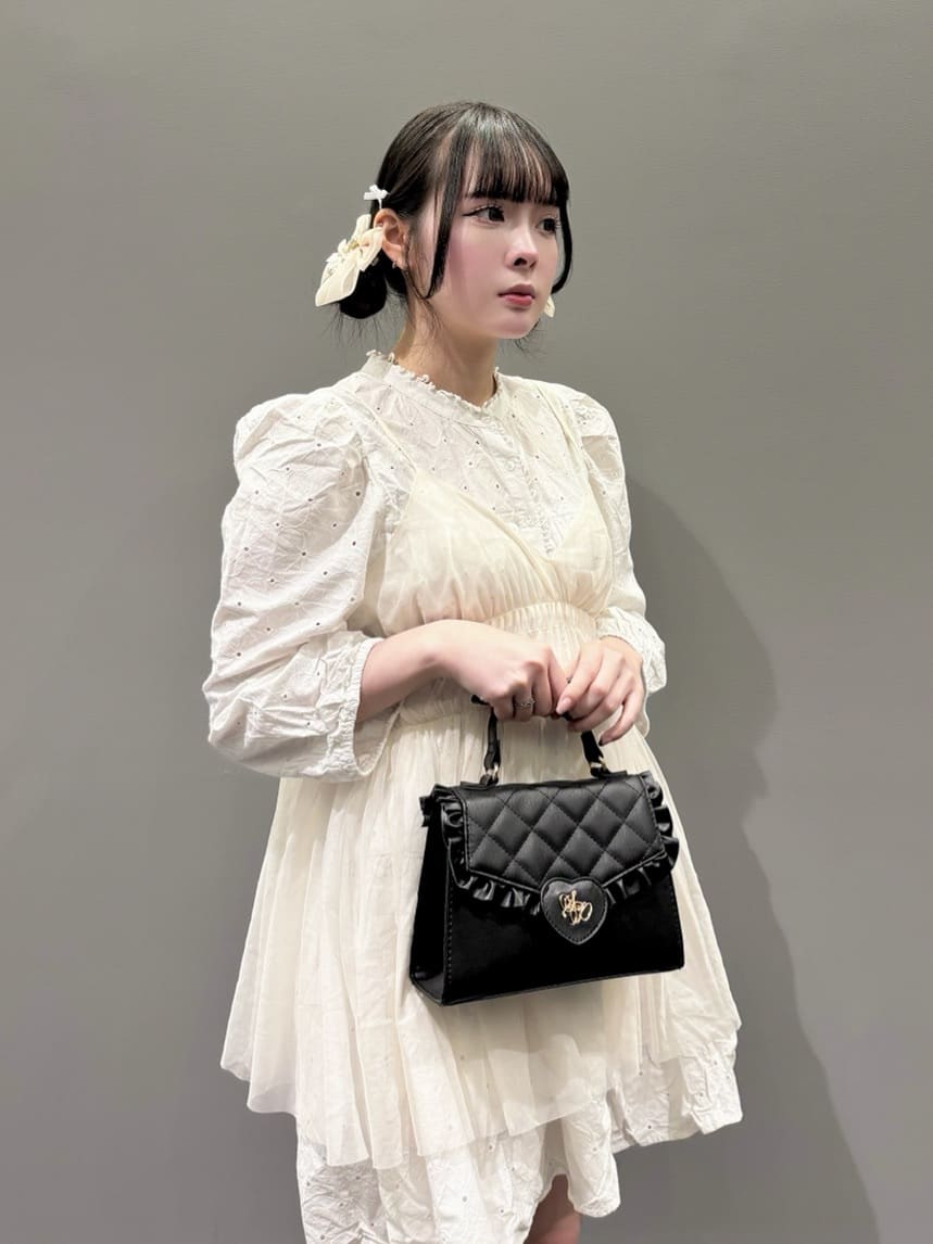 HUANG WEIHSUANさんの「ESPERANZA｜厚底ハートヒールストラップパンプス」を使ったコーディネート