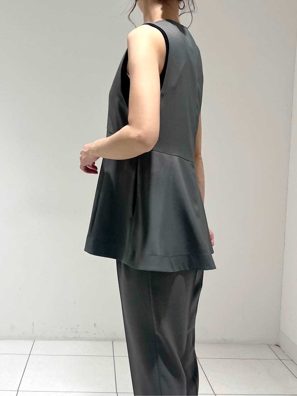 shioriさんの「INDIVI｜【接触冷感／セットアップ対応】イージーテーパードパンツ【通勤・セレモニー】」を使ったコーディネート