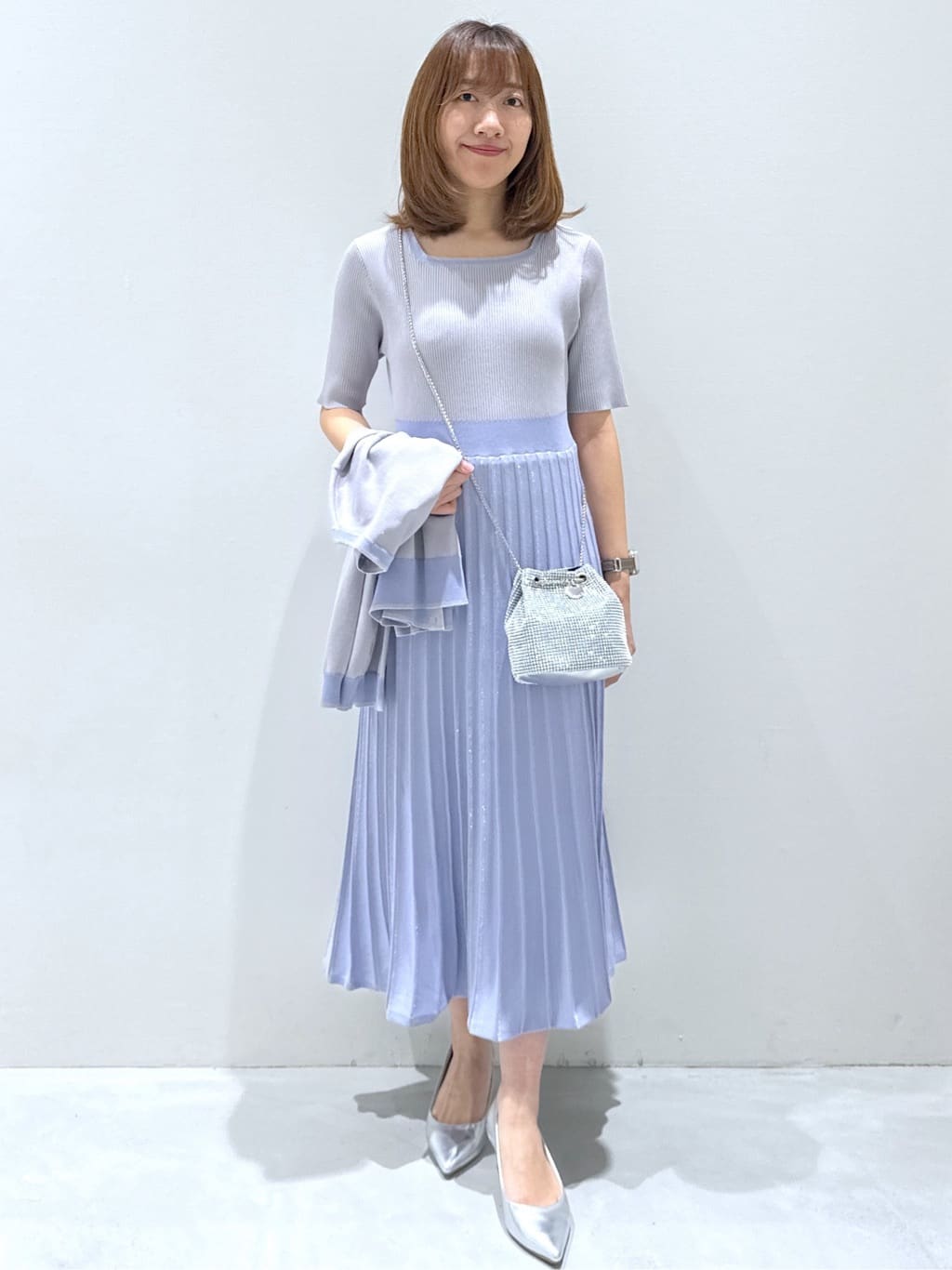 yukaさんの「OPAQUE.CLIP｜◆【6色展開】シャイニー素材巾着ミニショルダーバッグ」を使ったコーディネート