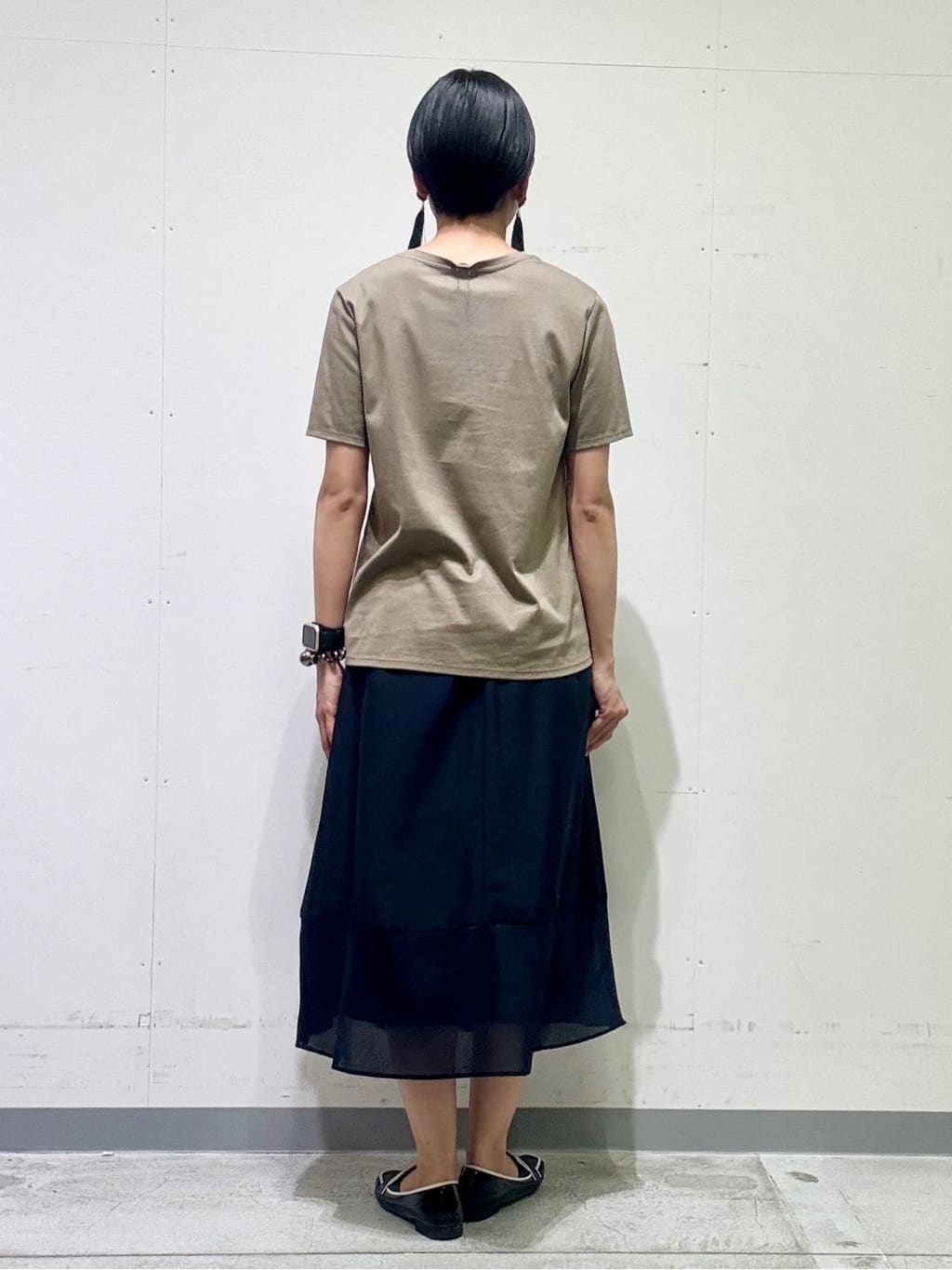 naoさんの「INDIVI｜【90cm四方】ボタニカル柄大判スカーフ」を使ったコーディネート