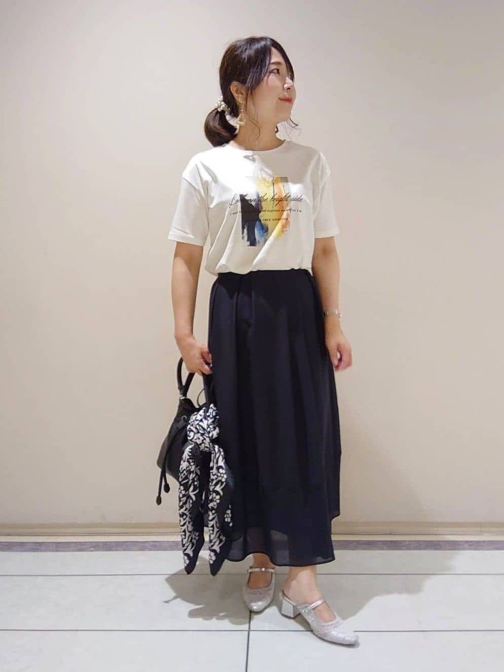 TOMOMIさんの「INDIVI｜【90cm四方】ボタニカル柄大判スカーフ」を使ったコーディネート