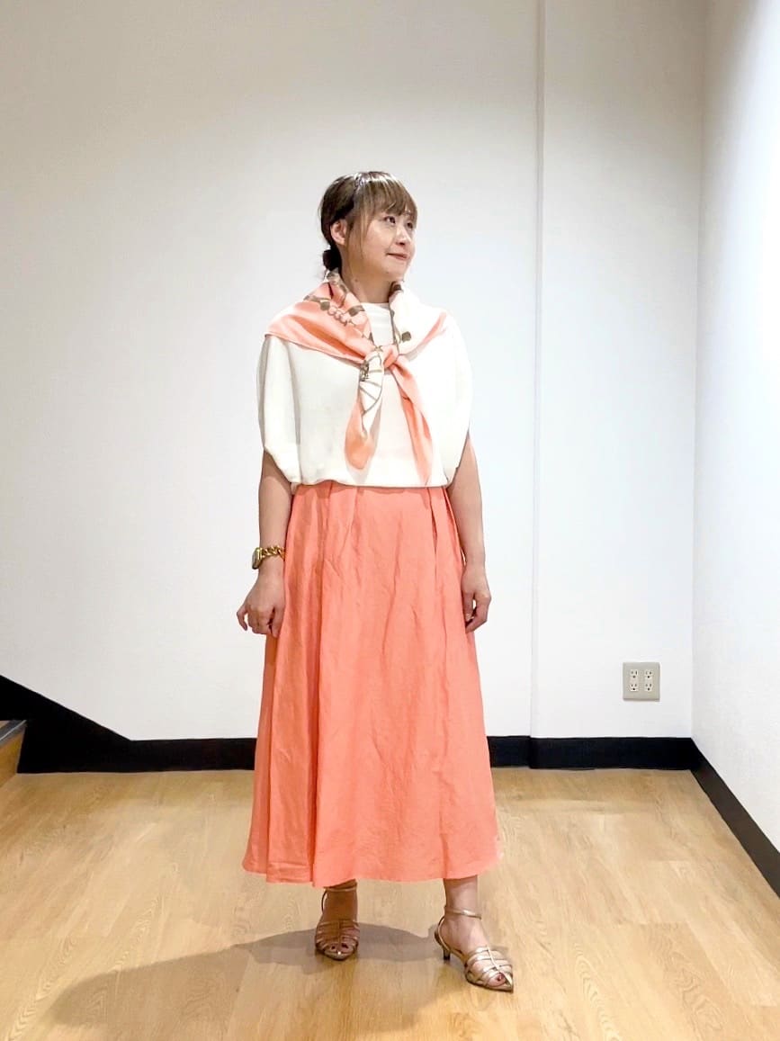 ʏᴜᴋɪᴋᴏさんの「UNTITLED｜【手洗い／88cm正方形】バイカラーハーネススカーフ」を使ったコーディネート