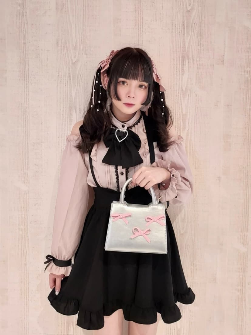 HUANG WEIHSUANさんの「ESPERANZA｜リボン2WAYショルダーバッグ」を使ったコーディネート