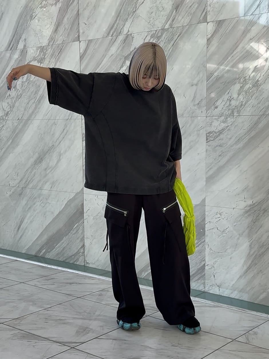川本葵さんの「tk.TAKEO KIKUCHI｜◆AラインサイドZIPカーゴパンツ」を使ったコーディネート