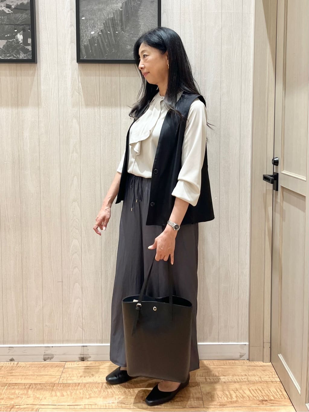 youさんの「SHOO･LA･RUE｜◆【洗える/S-LL/セットアップ可】首元すっきり ペプラムジレ」を使ったコーディネート