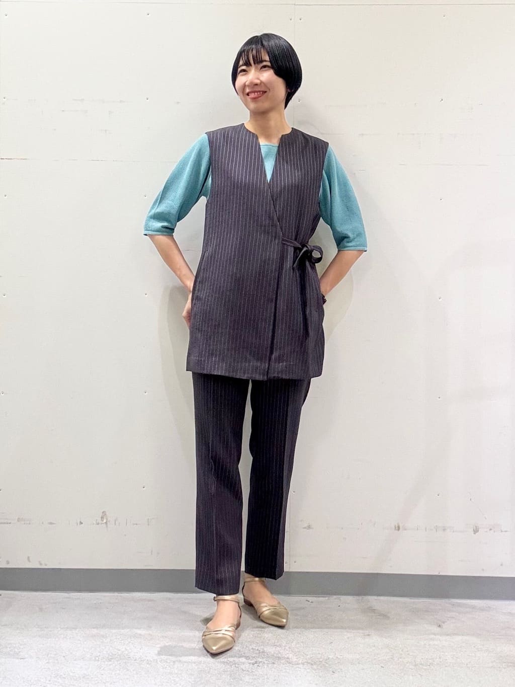 naoさんの「INDIVI｜【90cm四方】ボタニカル柄大判スカーフ」を使ったコーディネート