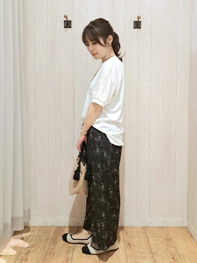 SAKIさんの「SHOO･LA･RUE｜【S-LL/ひんやり/UV】ぷっくりラメプリントロゴTシャツ」を使ったコーディネート