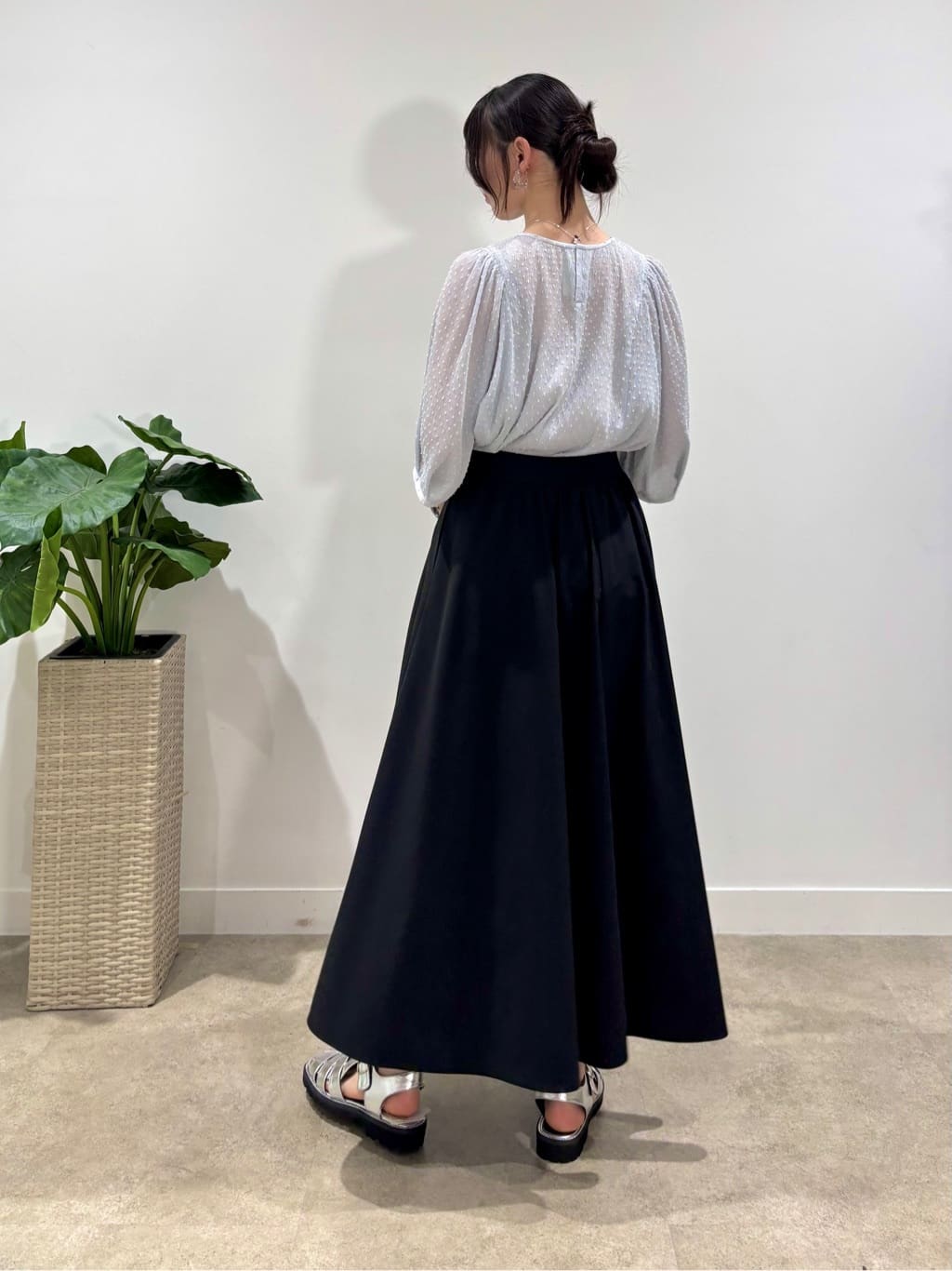 ibukiさんの「INDIVI｜◆【洗える／ドット柄／凹凸素材】袖コンシャスドルマンブラウス」を使ったコーディネート