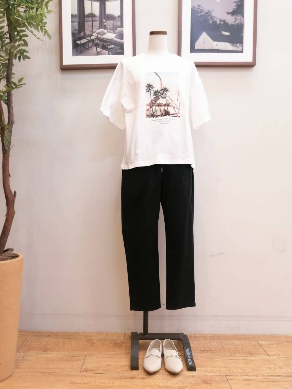 maiさんの「SHOO･LA･RUE｜◆【選べる4柄】コットンプリントロゴTシャツ」を使ったコーディネート