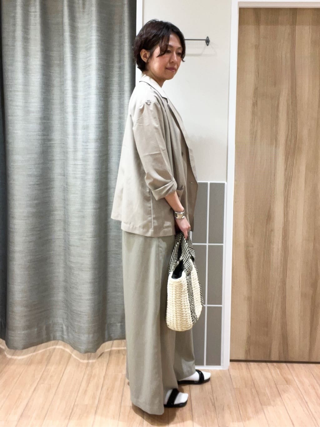 ヨッコさんの「grove｜◆ラメの上品な輝きが魅力 ラメカノコスリーブレスニット」を使ったコーディネート