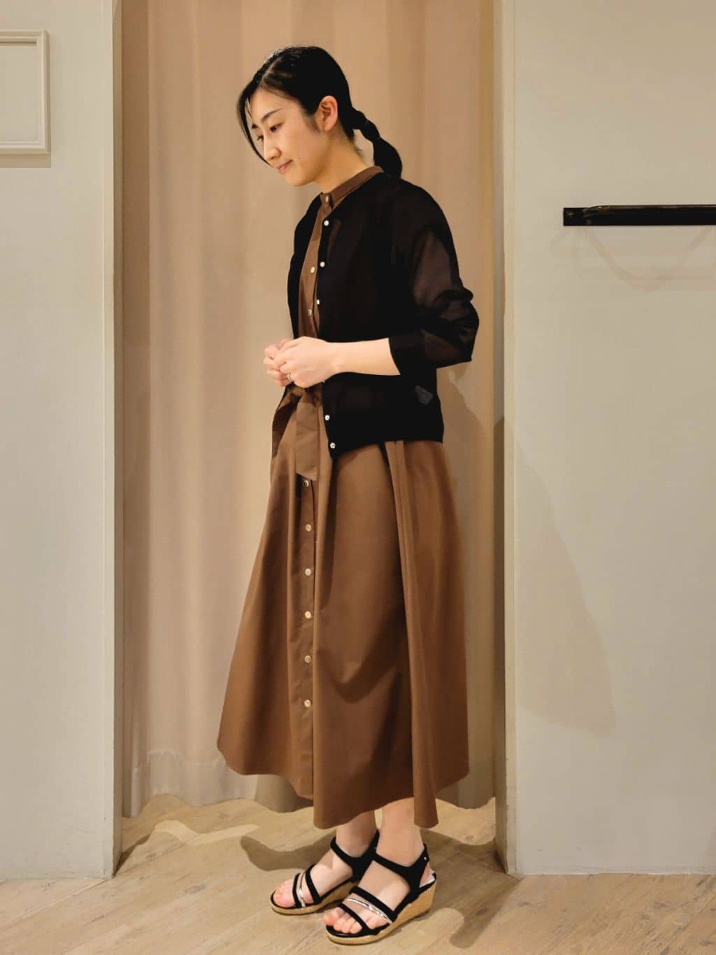 いそさんの「grove｜【雑誌掲載】洗えるシアーカーディガン」を使ったコーディネート