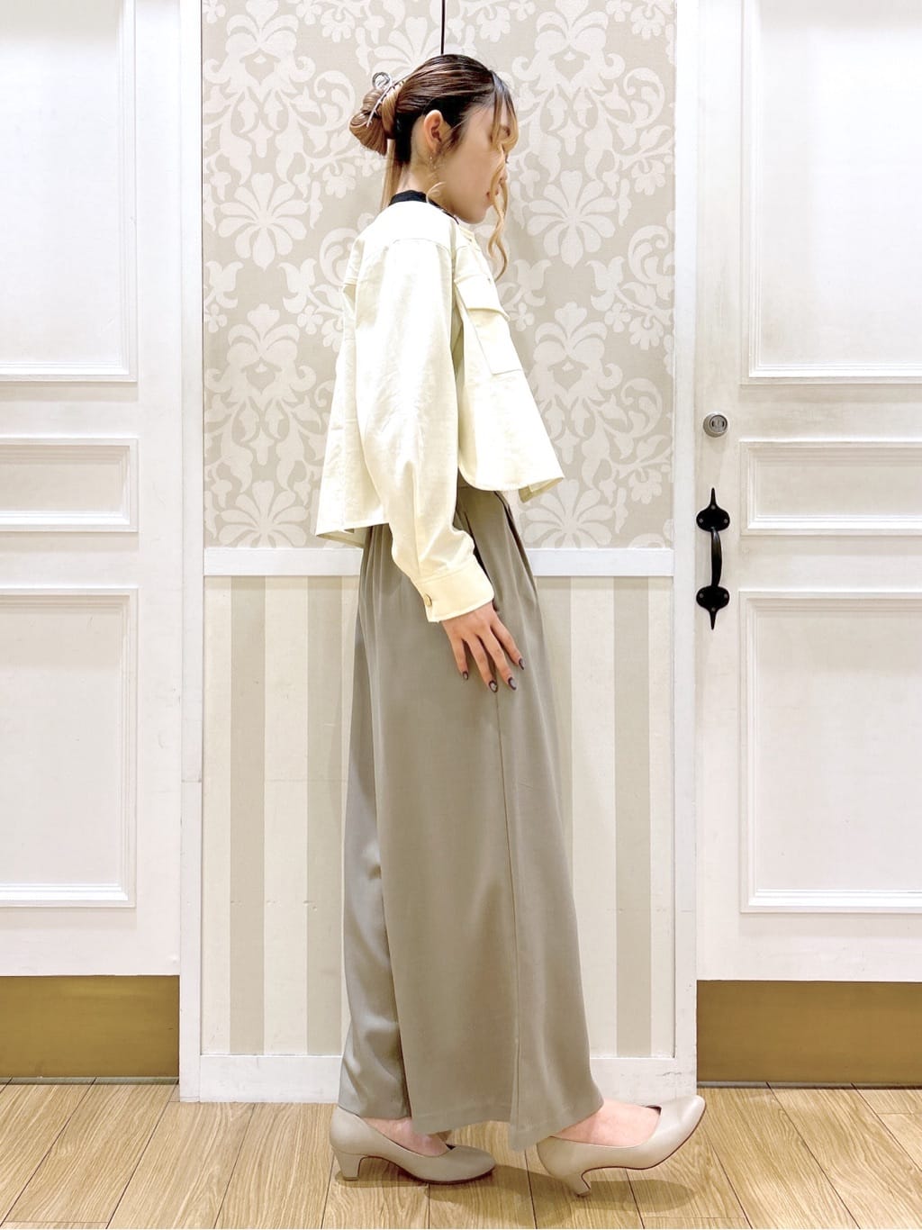 望 愛さんの「grove｜【ふわっと心地よい足入れ】やわここち(R)Vカットパンプス」を使ったコーディネート