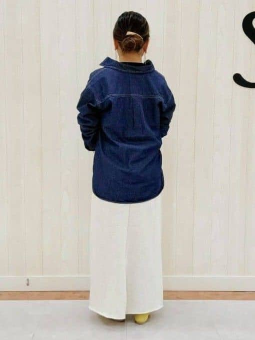 nanahachiさんの「SHOO･LA･RUE｜◆【洗える/S-LL】大人のこなれコーデに やわらかデニムシャツ」を使ったコーディネート