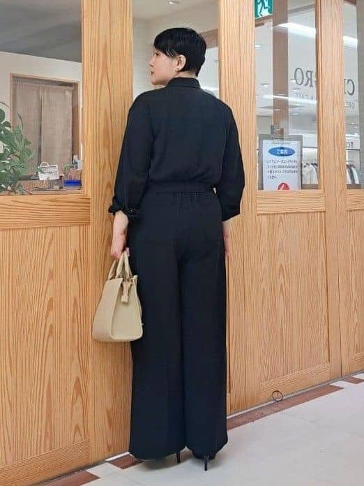 ますこさんの「UNTITLED｜◆【朝比奈 彩&times;Oggi&times;UNTITLED スペシャルコラボ】シャツカラーオールインワン」を使ったコーディネート