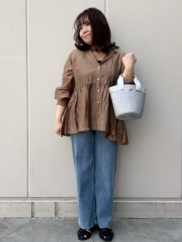 naomiさんの「OPAQUE.CLIP｜◆シアーペプラムブラウス【洗濯機洗い可】」を使ったコーディネート