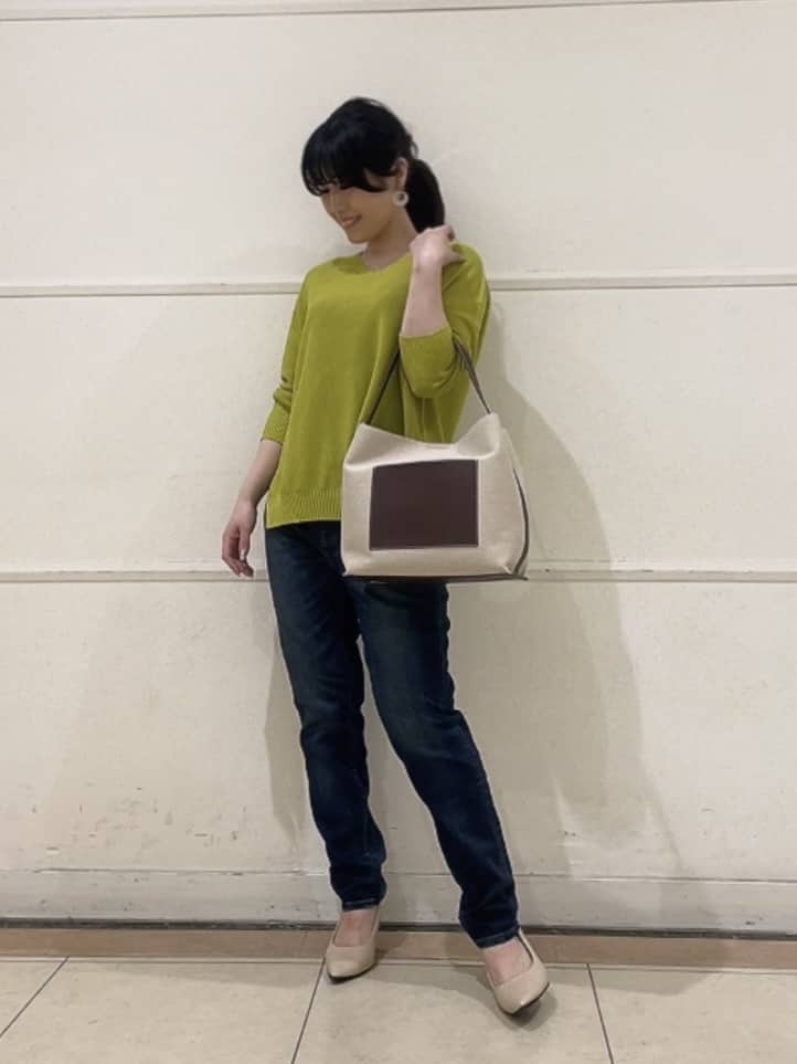 watanabeさんの「UNTITLED｜◆【体型カバー/清涼感】サイドスリット Vネックニット」を使ったコーディネート