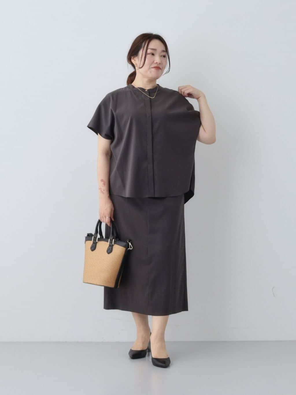 kaoさんの「INDIVI｜◆【洗える／SETUP可能/UVケア/接触冷感/日本製】バンドカラー半袖ブラウス」を使ったコーディネート