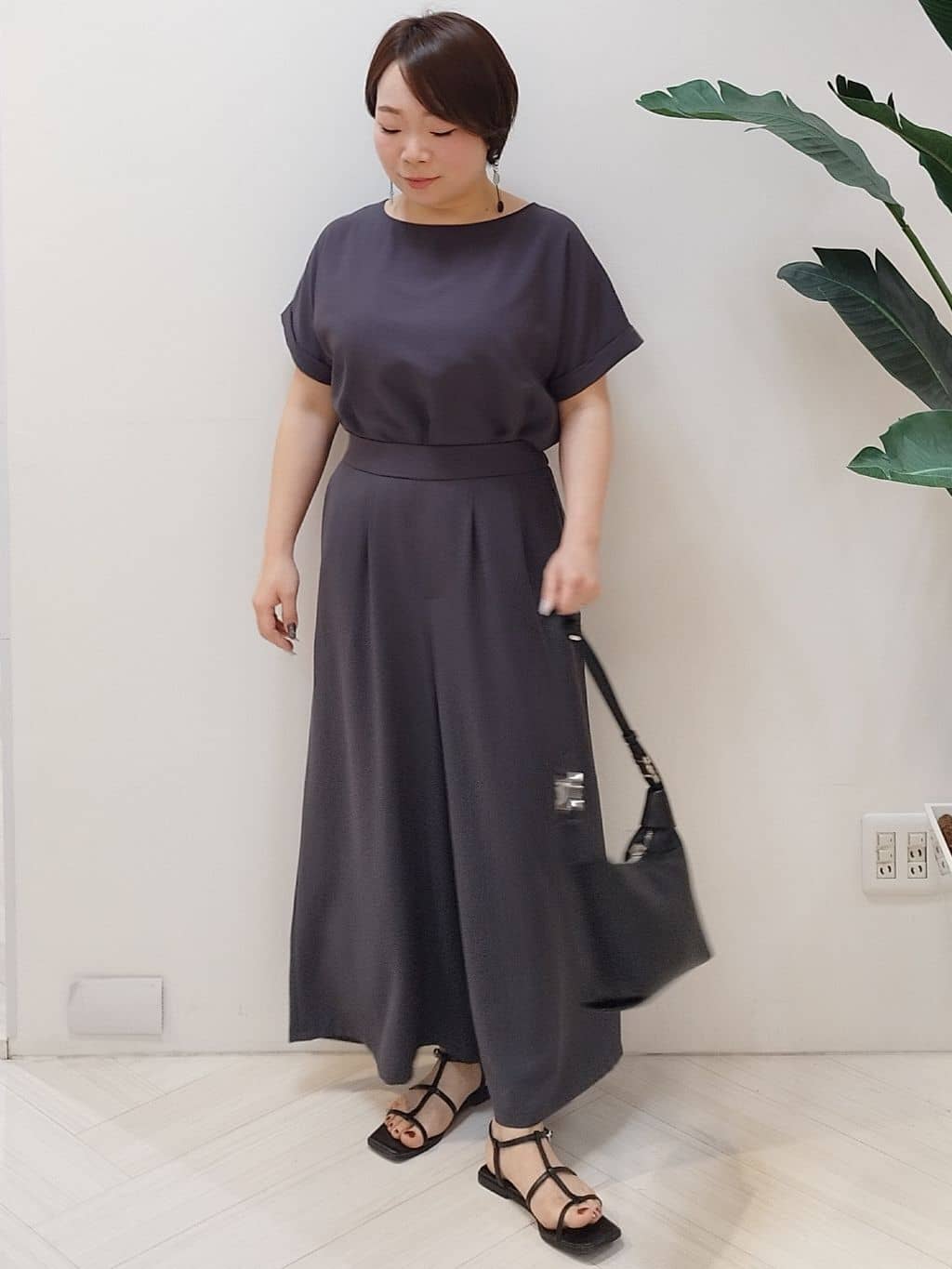 s u g iさんの「UNTITLED｜【手洗い／88cm正方形】シアー素材チェーン柄スカーフ」を使ったコーディネート