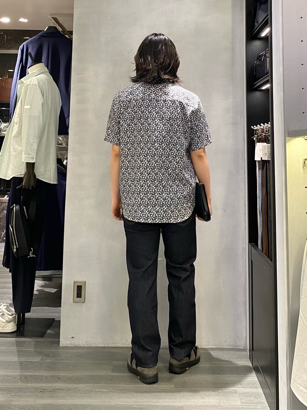 nishiさんの「TAKEO KIKUCHI｜【ベーシック】レザー クラッチバッグ」を使ったコーディネート