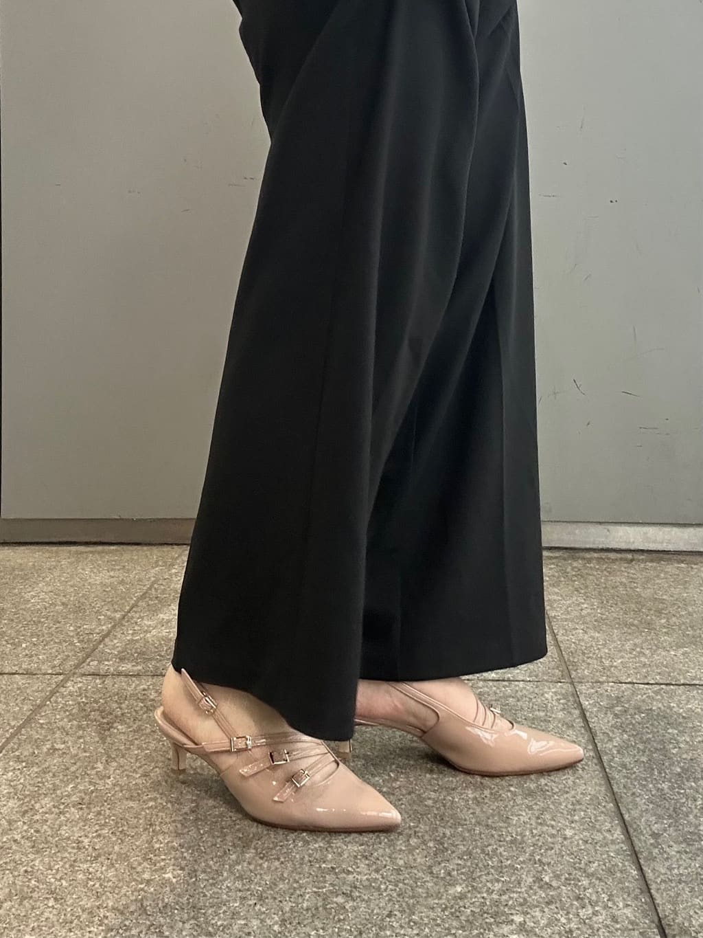 あずみさんの「ESPERANZA｜バックストラップミドルヒールパンプス」を使ったコーディネート