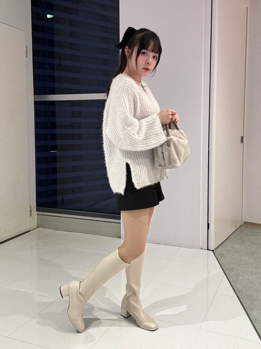 HUANG WEIHSUANさんの「ESPERANZA｜スクエアトゥロングブーツ【ロングセラー／歩きやすい／ローヒール／ストレッチ／サイドジップ／着脱簡単／」を使ったコーディネート