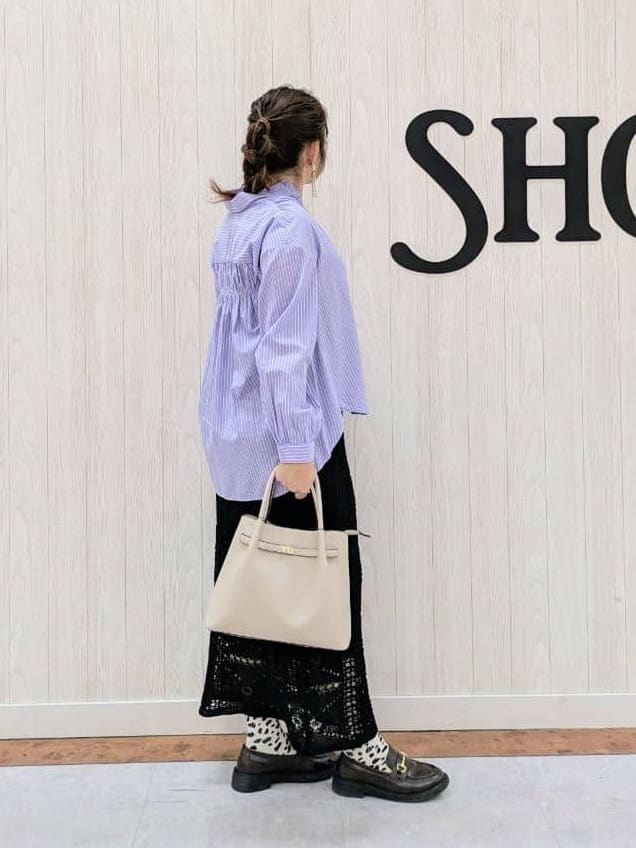 さくみぃさんの「SHOO･LA･RUE｜◆【洗える】バックギャザーがポイント 綿ワッシャー前開きシャツ」を使ったコーディネート