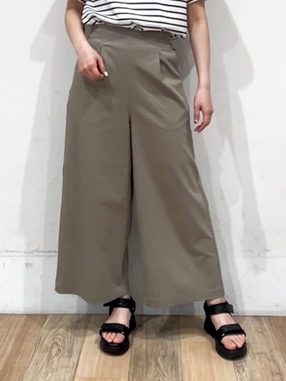 山さんさんの「grove｜サマーハイパーストレッチワイドパンツ」を使ったコーディネート