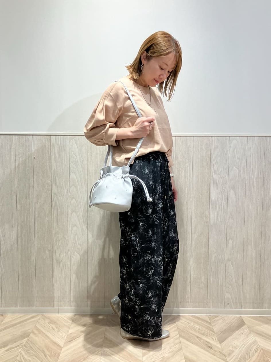shokoさんの「SHOO･LA･RUE｜◆【洗える/洗濯後しわになりにくい】無理せずキレイ 肩タックブラウス」を使ったコーディネート