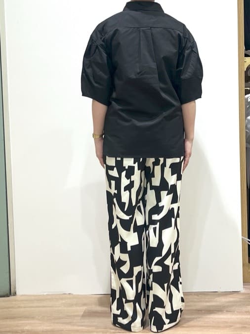 chiakiさんの「OPAQUE.CLIP｜◆《美人百花掲載》ランタンスリーブシャツ【洗濯機洗い可】」を使ったコーディネート