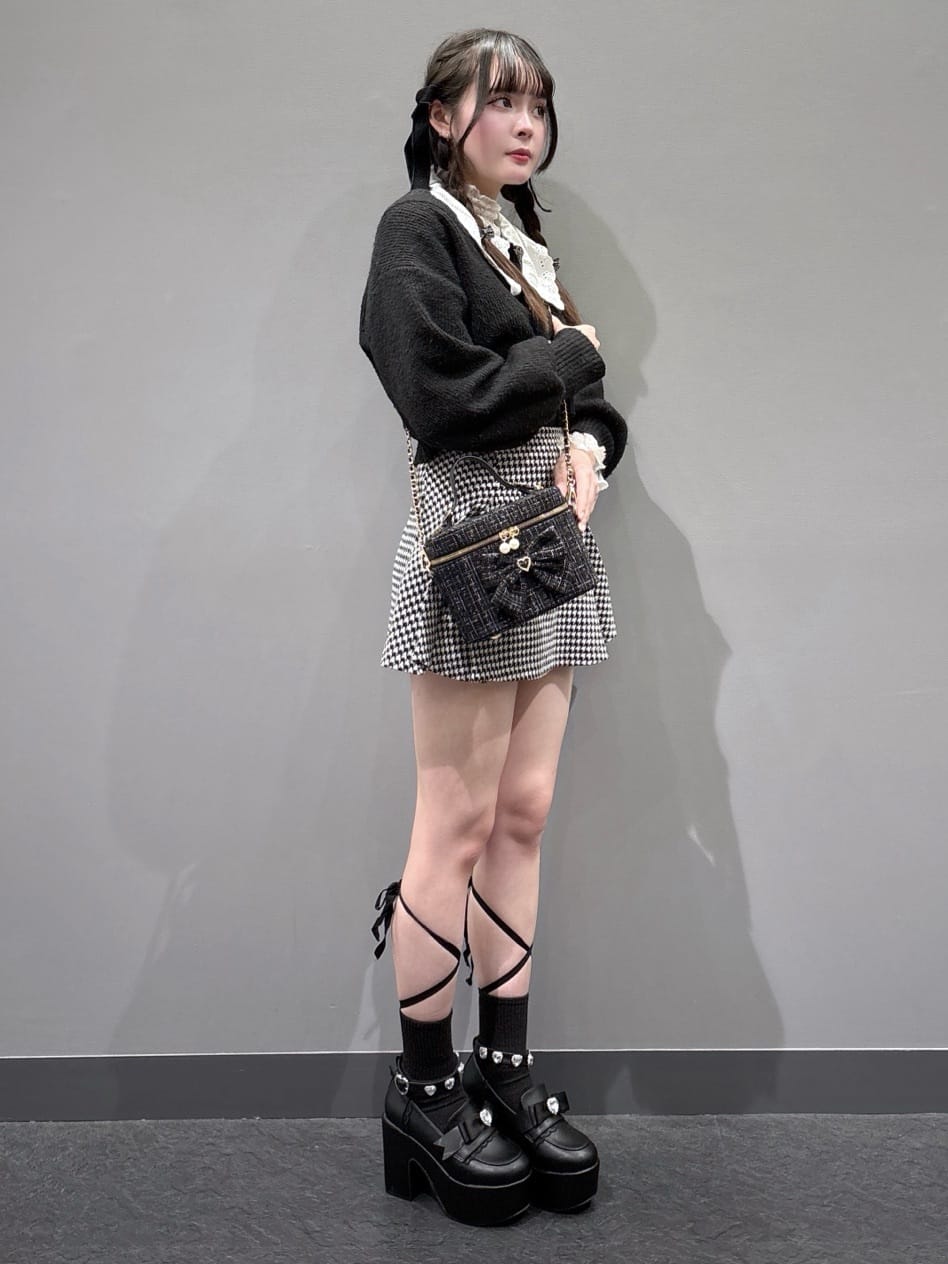 HUANG WEIHSUANさんの「ESPERANZA｜厚底リボン付き3WAYキラキラパンプス」を使ったコーディネート