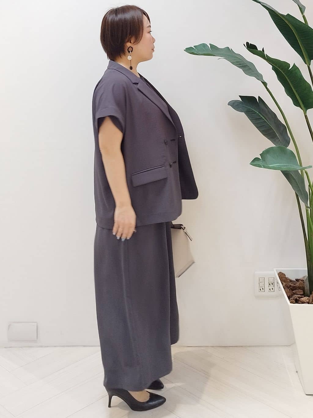 s u g iさんの「UNTITLED｜【手洗い／88cm正方形】シアー素材チェーン柄スカーフ」を使ったコーディネート