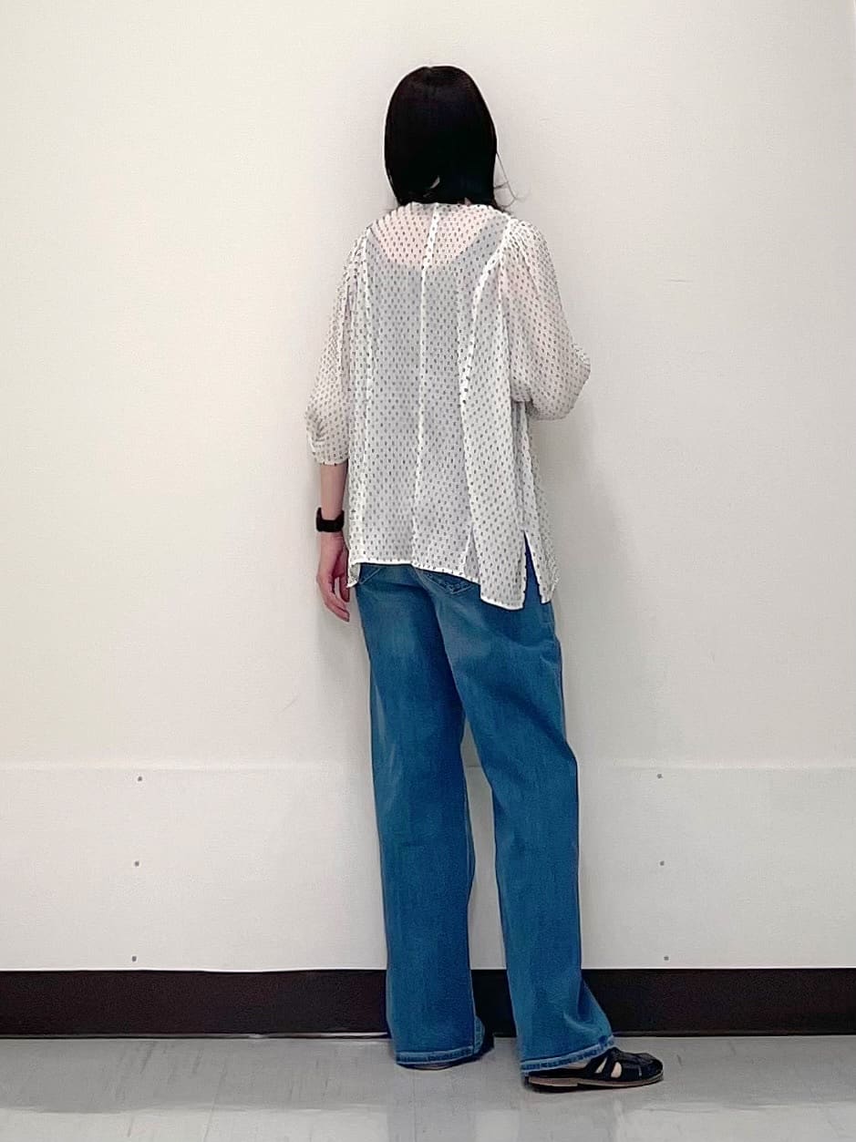 ikueさんの「INDIVI｜【褒められデニム】ワイドストレート デニムパンツ」を使ったコーディネート