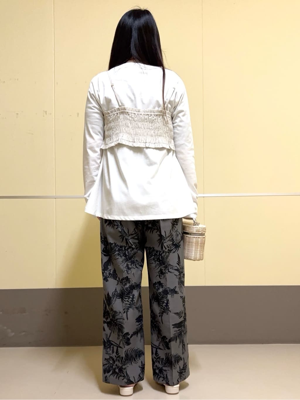 あきさんの「OPAQUE.CLIP｜◆《ツインセット》シャーリングビスチェ&times;ロングTシャツ【洗濯機洗い可】」を使ったコーディネート