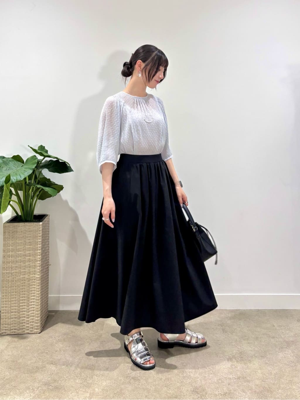 ibukiさんの「INDIVI｜◆【洗える／ドット柄／凹凸素材】袖コンシャスドルマンブラウス」を使ったコーディネート