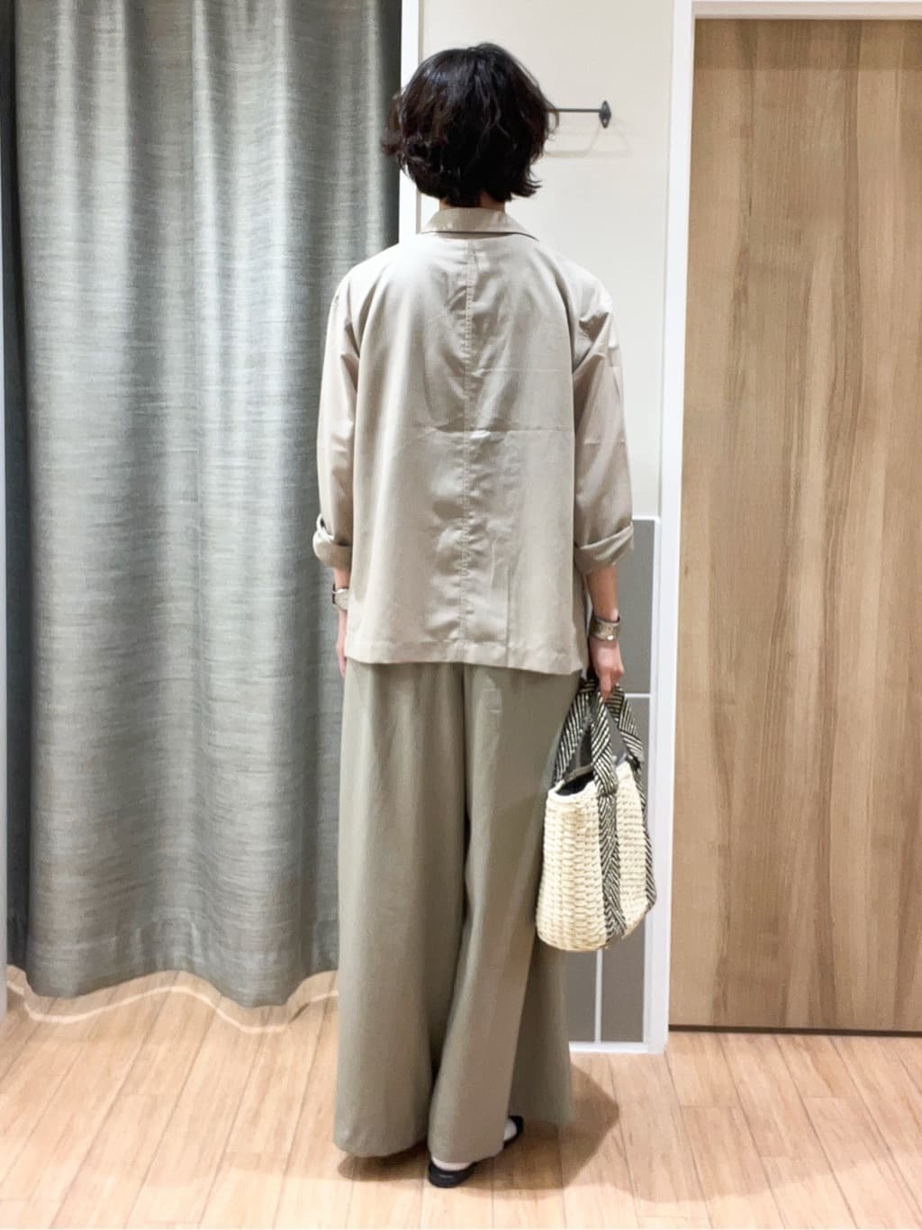 ヨッコさんの「grove｜◆ラメの上品な輝きが魅力 ラメカノコスリーブレスニット」を使ったコーディネート