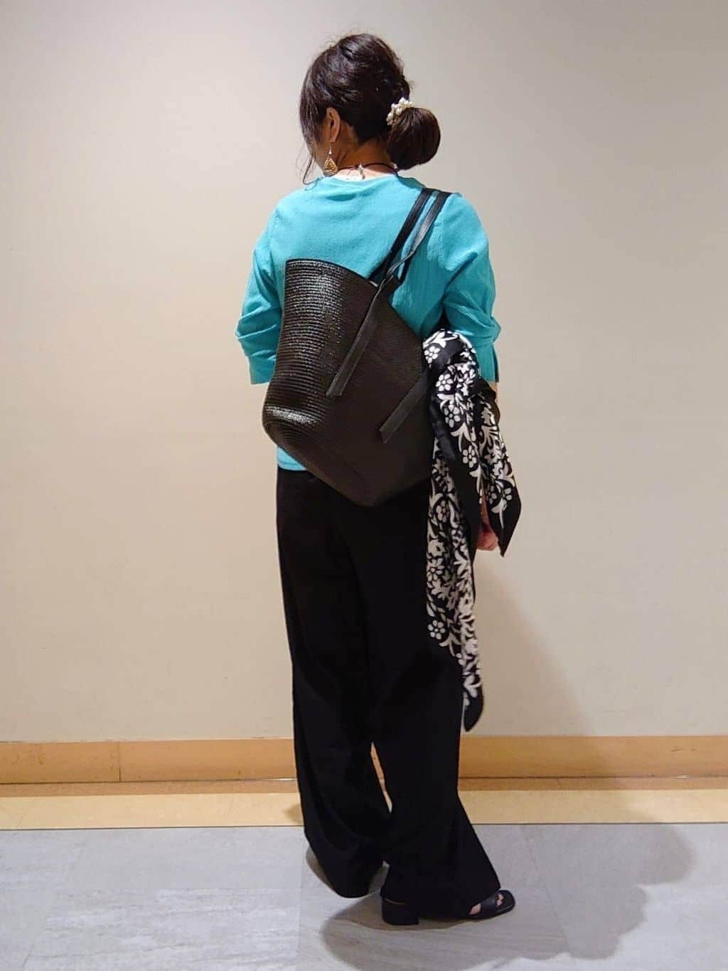 TOMOMIさんの「INDIVI｜【洗える／UVケア／SETUP可能】ドロストワイドパンツ」を使ったコーディネート