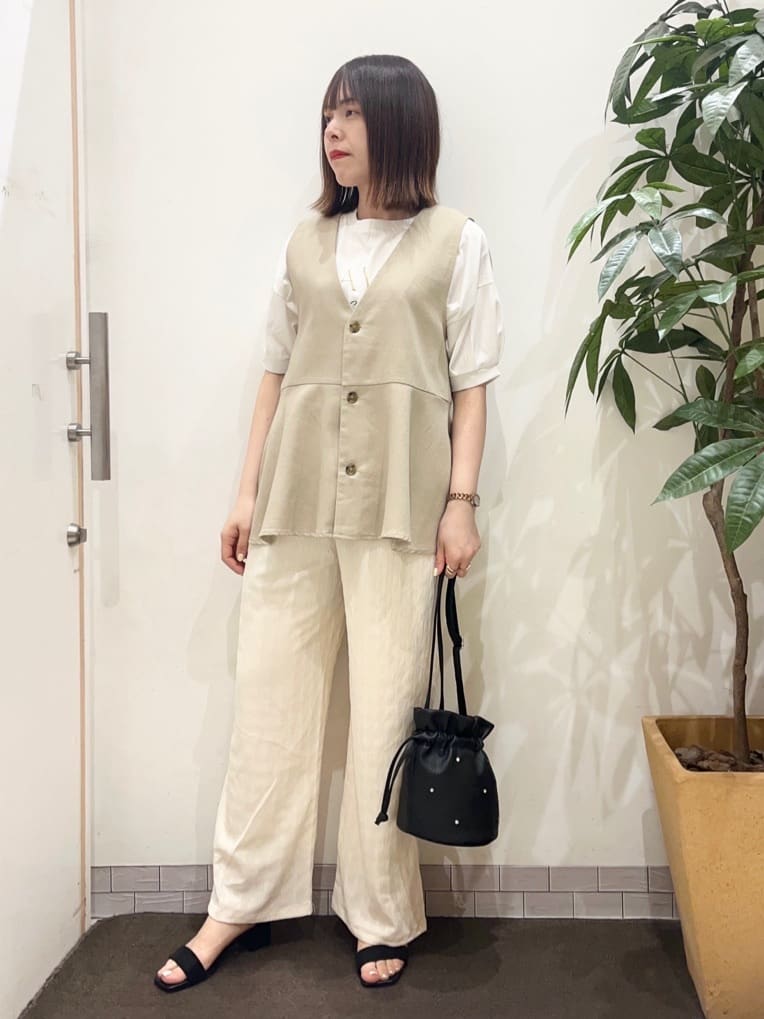 宗形さんの「SHOO･LA･RUE｜【S-LL/ひんやり/UV】ぷっくりラメプリントロゴTシャツ」を使ったコーディネート
