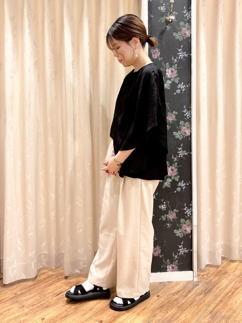 りぃさんの「SHOO･LA･RUE｜◆【洗える/ひんやり】涼しく体型カバー お袖フレア ドレープブラウス」を使ったコーディネート