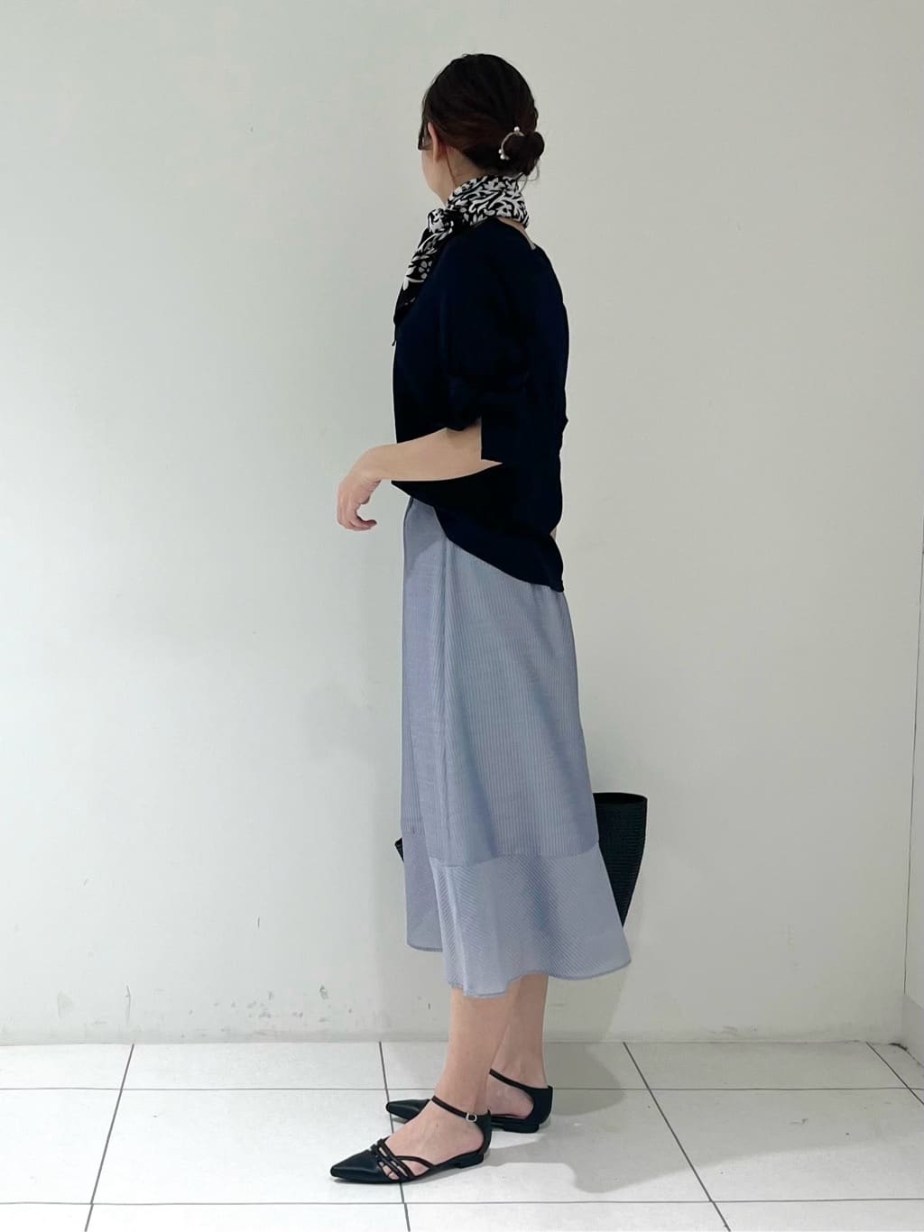 shioriさんの「INDIVI｜【90cm四方】ボタニカル柄大判スカーフ」を使ったコーディネート